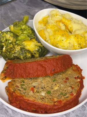 A post by @niyawiyaaa18 on TikTok caption: Sorry yall I came over too late she was already done 👀😭😭😭 but yall already know it’s fyateeee 🔥🔥🔥#viral #foryoupage #viralvideos #foodie #meatloaf #msfyatee 