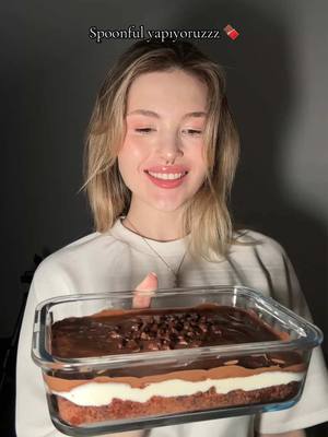 A post by @cerenyaldz on TikTok caption: Sonunda bende denedimm!🤤🍫 Tarifi yazayım hemenn 3 bardak süt  1 bardak şeker 3 yemek kaşığı un 2 yumurta sarısı Yarım bardak mısır nişastası  Şekerli vanilin  Yarım krema Yaptığım en güzel tatlılardan biri oldu rüyalarıma girdi cidden ya 😂