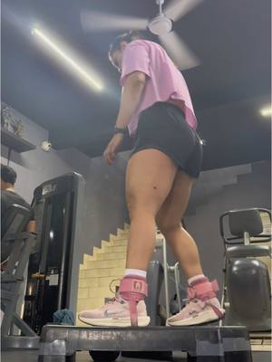 A post by @ on TikTok caption: Letssssgo🤟🏻 #friday #fridayvibes #gym #gymlover 