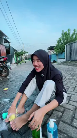A post by @cimbruut_munis on TikTok caption: Sabun seliter murah bgt garagis showerpuff lagi 😭