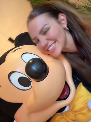 A post by @vivi on TikTok caption: Hoje é meu aniversário 🥳🎁🎈