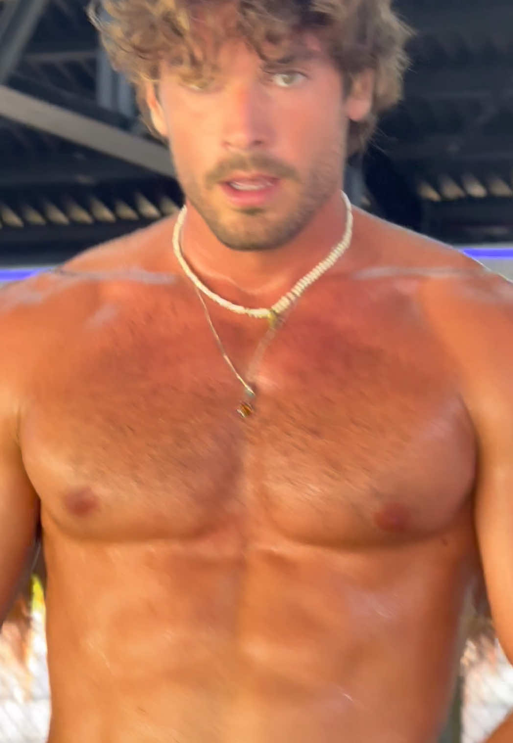 A post by @emilioalcaraz6 on TikTok caption: A moooover el culo que el veranito está ahí 🌴 