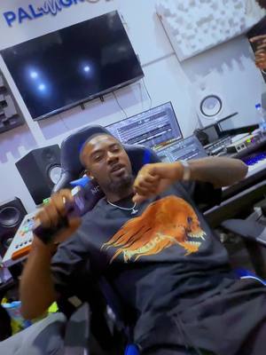 A post by @loiseaurare1 on TikTok caption: Zikelikeuss 🔥🤞@ULRICH JORDAN La FÉE 🧚🧚 #LA_BAWAWAZ🔥🔥🔥🤞 #tiktokgabon🇬🇦tiktok #gabon🇬🇦 #cotedivoire🇨🇮 #pourtoi #france🇫🇷 #camerountiktok🇨🇲 #togolais228🇹🇬 #