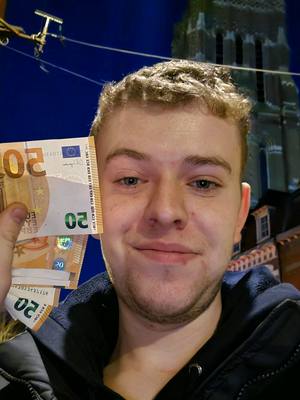 A post by @cseb_officiel on TikTok caption: Jai recu les tunes de la caf donc jvai pouvoir payer pin loyer et pour tout ceux qui me disent tapa honte ou tu profite bin quand tu fait des chiffres d'affaire de 400€ . 500€ bin ta le droit d'avoir des aides ... 