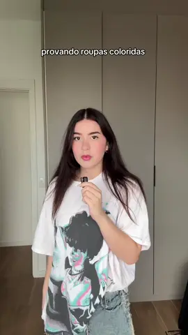 A post by @sofiasantino on TikTok caption: não sei se gosto de cores 