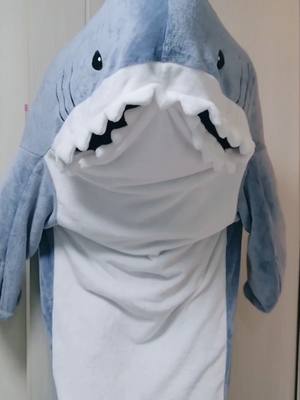 A post by @lunitacoreano on TikTok caption: El tiburón😅😂🦈 #eltiburon #proyectouno #disfraz 