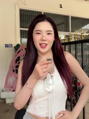 A post by @jmong19 on TikTok caption: ຄຳຄົມແບບໃດ່ ##HONOR##HONORLaos#ຮໍເນີ້ແຈກໂຊກ#tiktok #ເຈ້ມ໋ອງເລຍລົ້ມ #สาวน้อยอมยิ้ม 