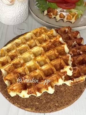 A post by @recepti_wow on TikTok caption: Куриные вафли 🧇  #обед #ужин #перекус  📝 Ингредиенты: ▫️куриное филе – 200 г. ▫️яйцо – 1 шт. ▫️греческий йогурт – 200 г. ▫️мука рисовая – 60 г. ▫️соль  ▫️сыр – 60 г. 🍽️ Приготовление:  1. Все ингредиенты, кроме сыра пробить блендером в однородную массу. Сыр натереть на мелкой терке, добавить в массу и перемешать. 2. Выпекать в вафельнице 5-6 минут. #рецепты 