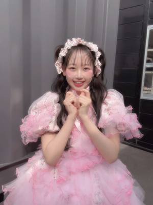 A post by @__matsumotokaren on TikTok caption: まぶしい〜〜> <  🐶ちゃんみたいな髪型💭ふわふわ        #かがみ #松本かれん #まつかれ #かれんたん #fruitszipper #ふるっぱー 