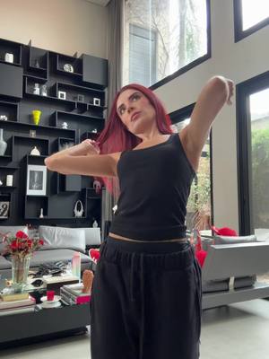 A post by @gkay on TikTok caption: eu sou um desastre 