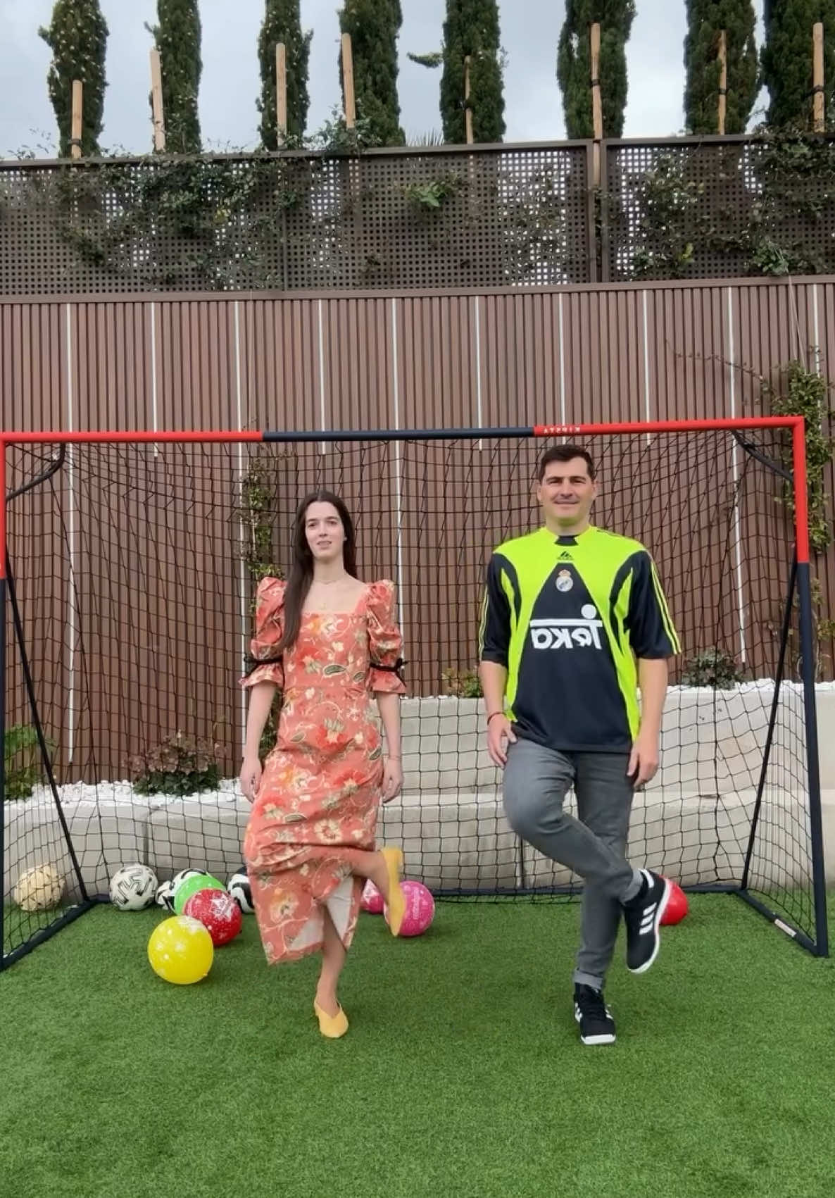 A post by @ikercasillas on TikTok caption: Con mi amiga @𝐈𝐍𝐄𝐒 🙌🏼