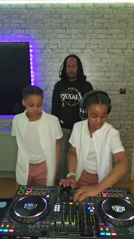 A post by @wheelyhyp on TikTok caption: #LIVEhighlights #TikTokLIVE #LIVE TONIGHT PEEPS