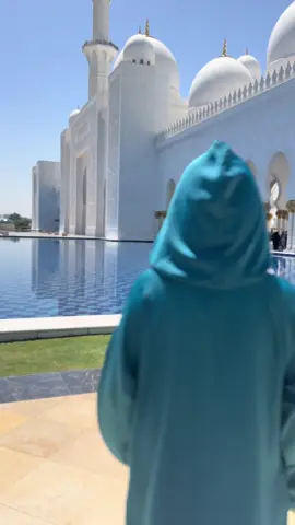 A post by @mihaelahoma on TikTok caption: #grandmosqueabudhabi ✨🙏🏼