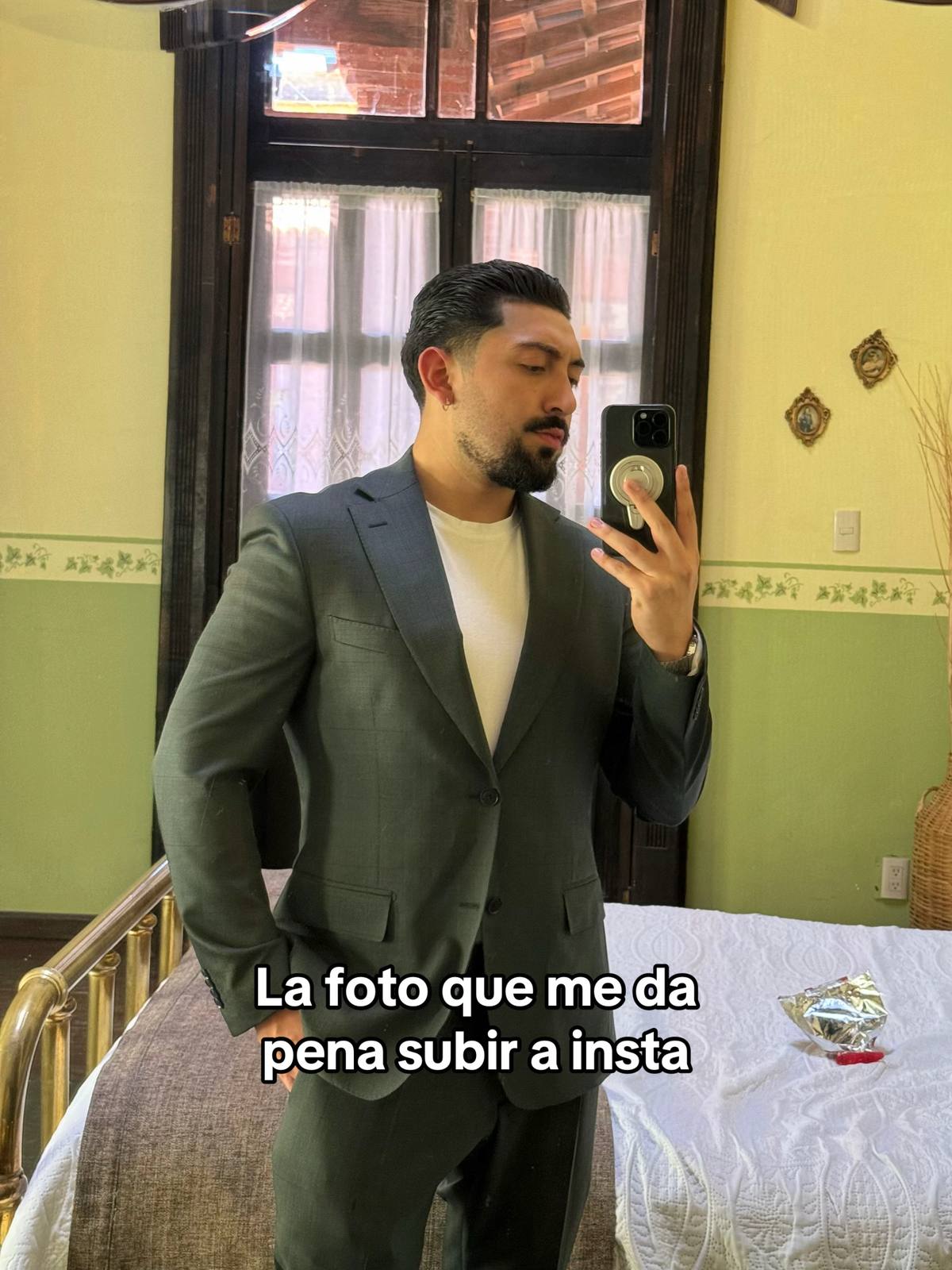 A post by @jasonthores on TikTok caption: Mi vida mis traumas JAJA #humor #jasonthores #antesydespues 