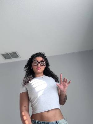 A post by @tashh02 on TikTok caption: Como asi que hermana de beele?