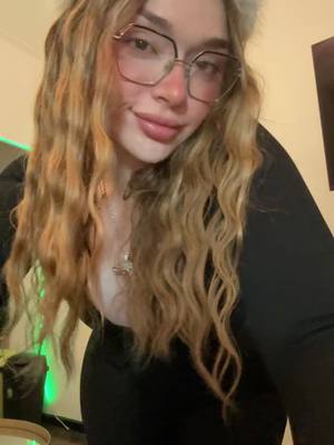 A post by @candyrobbs on TikTok caption: Holis