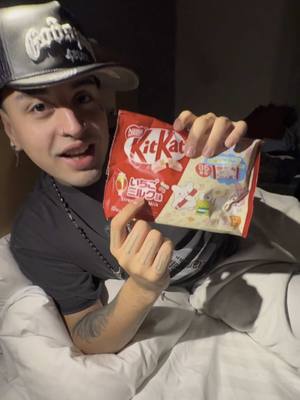 A post by @tiagottia on TikTok caption: Probando boludeces en Japón 