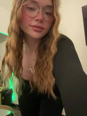 A post by @candyrobbs on TikTok caption: El no es tuyo pero yo sí 🫦