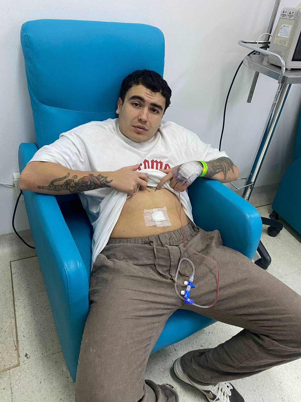 A post by @jorgesalazaryt on TikTok caption: Espero recuperarme pronto para volver a estar en live , los amo 🥺❤️🍄