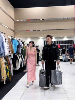A post by @lim.kimseng on TikTok caption: ជួនក្មេងតូច@Lida 🦖 មកម្ដងមើល ❤️