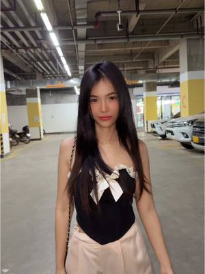 A post by @qtcomx on TikTok caption: ສຸດຫຼໍທີ່ເທີຫຼຽວ  เธอโยกอยู่ในfloor