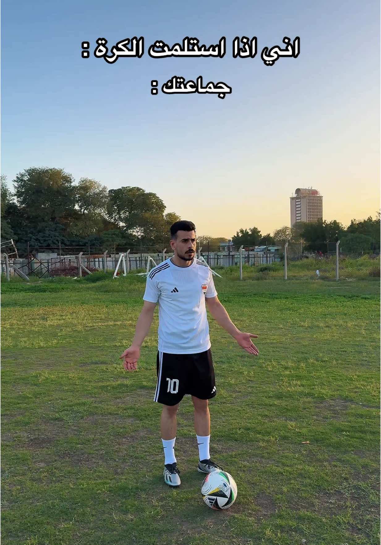 A post by @mohaimen.alaa on TikTok caption: اني اذا استلمت الكرة ⚽️ جماعتك : #مهيمن_علاء 