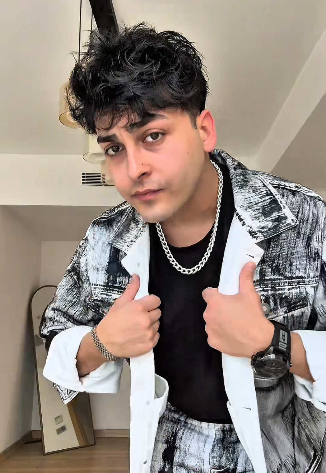 A post by @barisresmiii on TikTok caption: FİLM ÖNERİLERİNİZİ BEKLİYORUM #reklamdeğil 