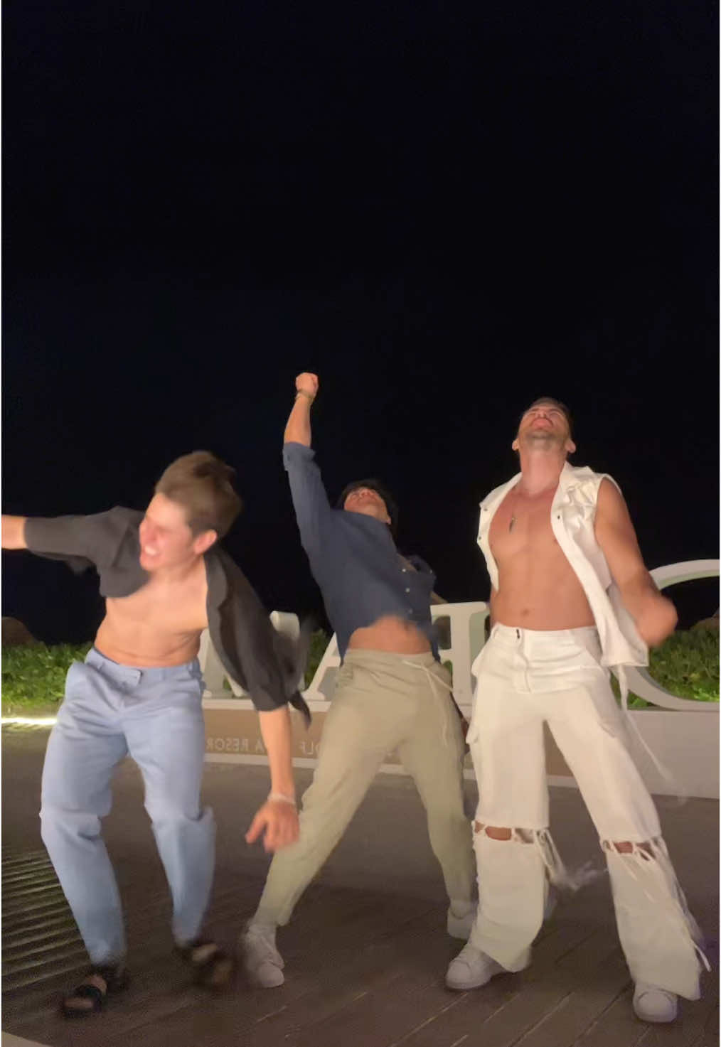 A post by @juanbernardoflowers on TikTok caption: Tenía que hacerlo 😮‍💨🤣 (Insta: Juanbernardofloresof) @Irvin Villatoro  @Bryan Vazquez @bryan Vázquez