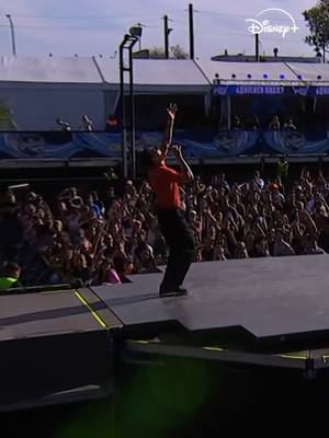 A post by @disneyplusla on TikTok caption: Acá llorando con Koino Yokan en el #QuilmesRockEnDisneyPlus ✨ #KoinoYokan #QuilmesRock #show #vivo @Koino Yokan 