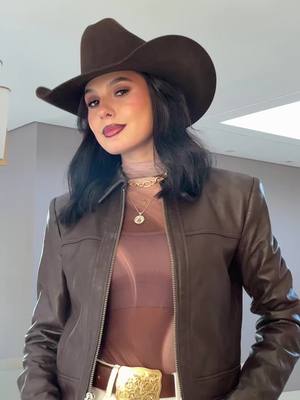 A post by @anacastelacantora on TikTok caption: agora meu ano está completo 