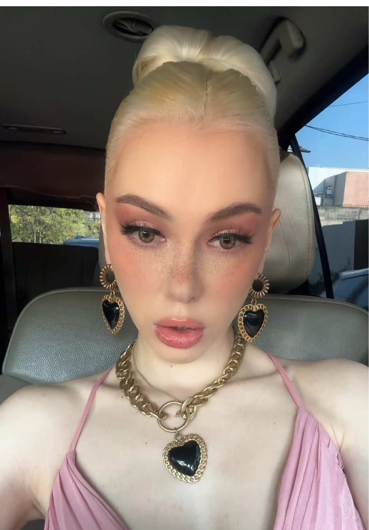A post by @nagibeabbud on TikTok caption: Maquillaje y peinado: @foriu.glam 💕🤯🌸🩷🩷🩷🌸🌸🌸