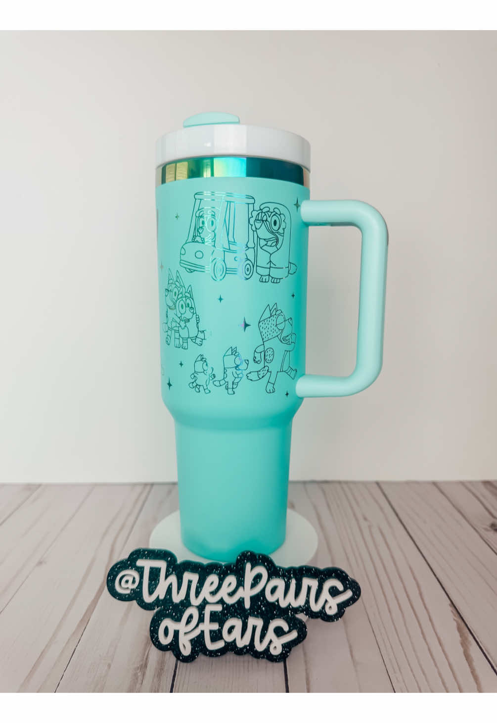 A post by @threepairsofears on TikTok caption: Engrave a BLUEY 40oz tumbler with me! 🩵🧡 … #threepairsofears #smallshop #smallbusiness #craftlaser #craftroom #crafts #craft #crafting #diy #engravedtumbler #engraved  #40oztumbler #40oz #xtool #xtoolp2 #bluey 
