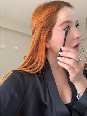 A post by @victoriadalliera on TikTok caption: Vamos a maquillarnos para nuestro Domingooo🖤✨
