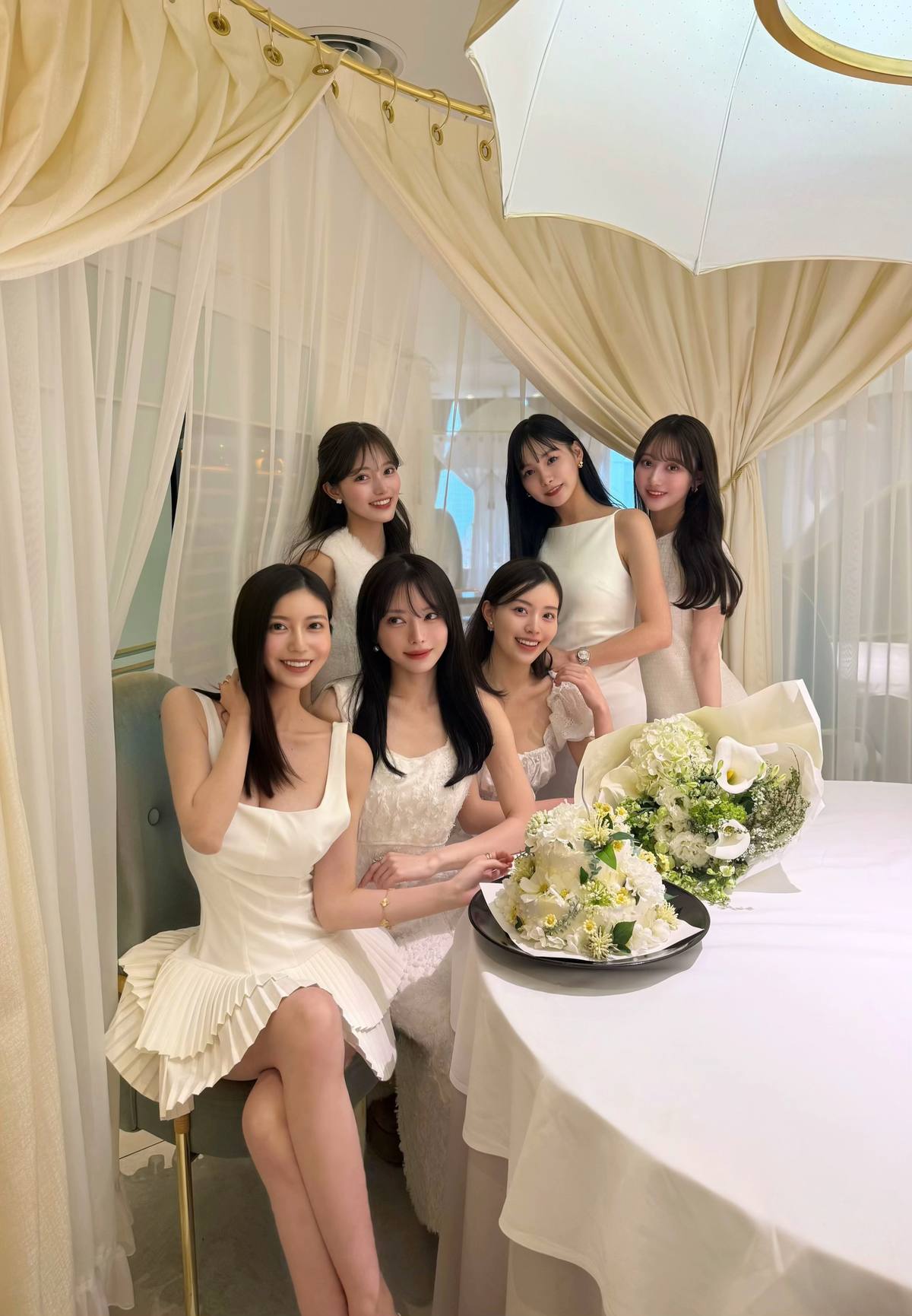 A post by @i.am_natsuki_ on TikTok caption: ミス東大、ミス慶應、タレントなど、 いろんな女性が集まりました♡ 美容、仕事、旅行…など話が尽きなくて楽しかった〜 ケーキは、オーダーメイドで作っていただいたよ🎂 白のドレスコードで華やかにしたよ🤍 #パーティ　#パーティ　#ケーキ　#女子会 #girlsparty 