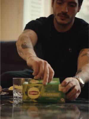 A post by @mathismolinie on TikTok caption: Les petits riens 🫖 Une pause entre deux rendez-vous, un instant pour souffler après une bonne séance de sport, ou juste le plaisir de savourer un thé vert bien chaud. Parce que le bien-être, c'est aussi ces petites habitudes qui font du bien au quotidien. Et toi, c'est quoi ton moment à toi ?  #2tassesparjour #LiptonThéVert #Lipton @Lipton Tea 