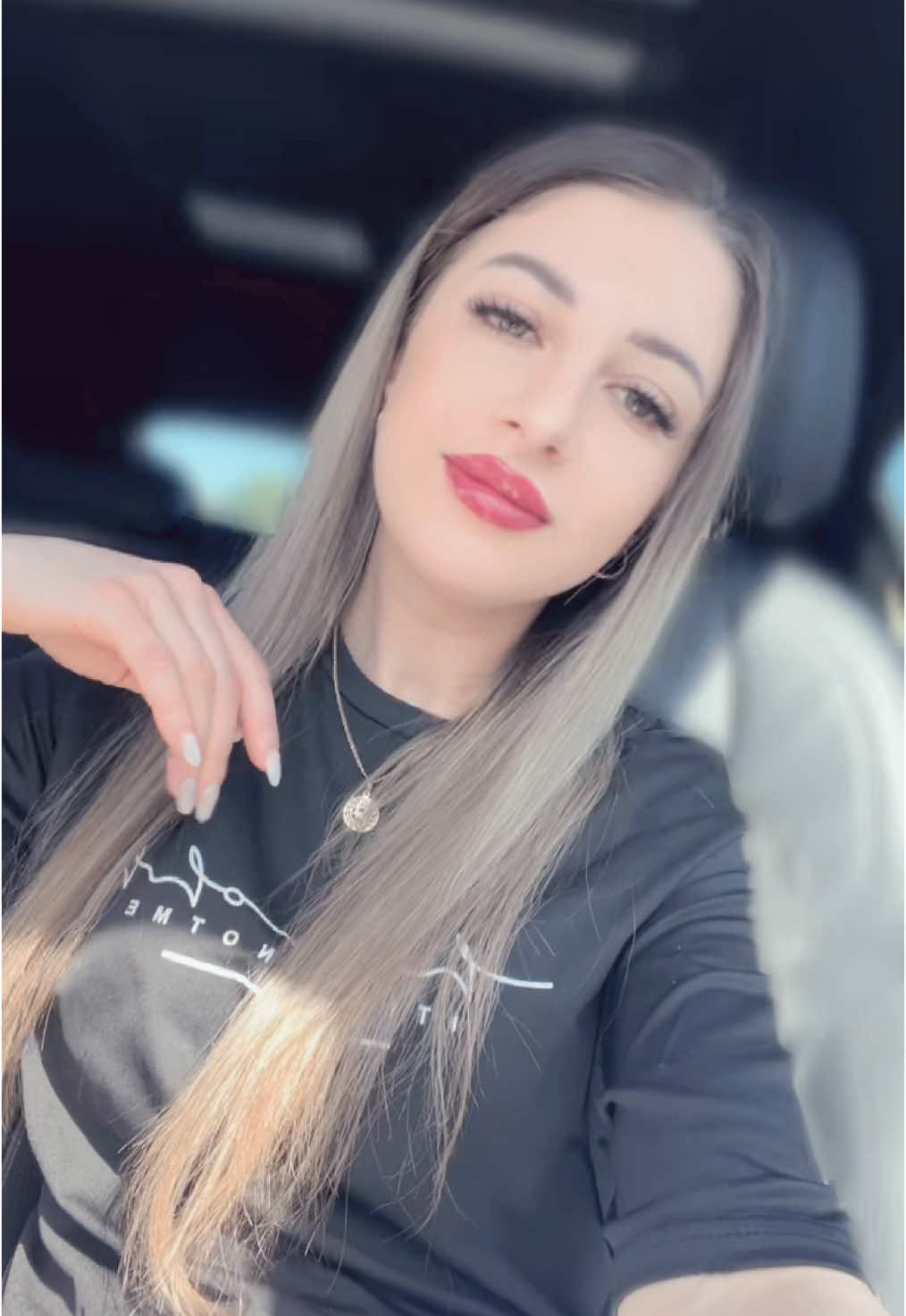 A post by @valeriaroman1996 on TikTok caption: #хочуврекомендацииплизз #paris #😎😎😎 