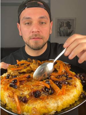 A post by @batuhanbayir on TikTok caption: Tavuklu çıtır iran pilavı olmuş mu?? Tavuk; •4 adet tavuk kalça •Tuz-karabiber-zerdeçal (tavuk için) •1 adet soğan •1 adet havuç •Yarım kase kuru vişne •Safran •1 çay bardağı su Yapılışı; Tavuk kalçalarının her iki tarafını da baharatlıyoruz ve tavada mühürlüyoruz. Soğan, havuç ve kuru vişneyi de aynı tavada biraz terletiyoruz. İçerisine safran ve suyu ilave ediyoruz. Kapağını kapalı şekilde, suyu buharlaşana kadar kısık ateşte pişiriyoruz. İran pilavı; •1 su bardağı basmati pirinç •1 yk tereyağı •Safran Yapılışı; Basmati pirincini tuzlu suda haşlıyoruz. Piştiğinden emin olduktan sonra, pirincin üçte birini ayırıp safran ile karıştırıyoruz. Pilav tenceresine tereyağını ilave ediyoruz ve önce sade pilavı yerleştiriyoruz. Üzerine safranlı pilavı da ilave edip, bir kaşıkla bastırarak düzleştiriyoruz. Üzerine temiz bir bezle kapak kapatıyoruz. Orta ateşte, ara ara karıştırarak, pirinçler kızarana kadar yaklaşık 30 dakika pişiriyoruz. #batuhanbayır #iranpilavı #persianrice