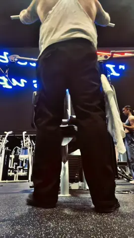 A post by @countryboy1524 on TikTok caption: Only a couple weeks left on this bulk! Weighing in at right bout 270lbs currently! Time to lock in on this cut! #fyp #gymjunkie #earnit #hardwork 