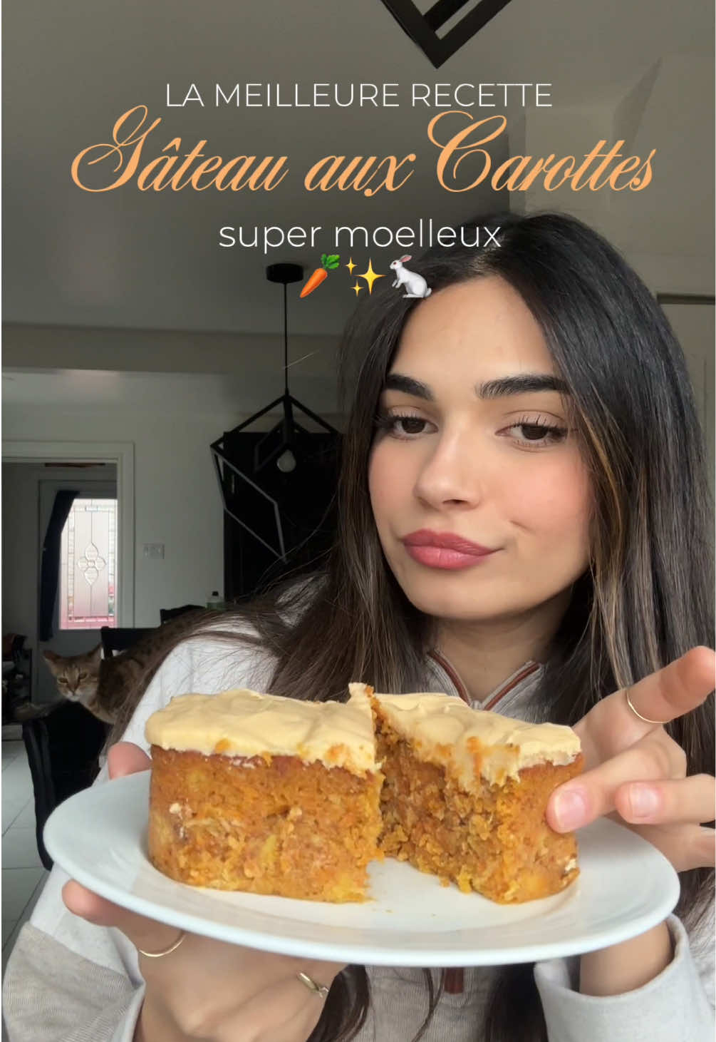 A post by @enya_jaime on TikTok caption: La MEILLEURE recette de gâteau aux carottes super moelleux! 🐇🥕 Pour le gâteau: - 3/4 tasse d’huile végétale - 1 tasse de sucre - 2 oeufs - 1 tasse de farine - 1 c. à thé de poudre à pâte - 1 c. à thé de bicarbonate de soude - 1 pincée de sel - Canelle et épices à tarte au sucre au goût - 1/2 petite canne d’ananas broyés (ça ne goûtera pas les ananas! Mais c’est l’ingrédient le plus important pour que ça soit super moelleux!) - 1 1/2 tasse de carottes râpées - Noix de grenoble au goût - Flocons de noix de coco râpée au goût Cuire à 350 pour 50-55 minutes Pour le crèmage: - 1/2 barre de beurre - 1/2 barre de fromage à la crème  - 1 pincée de sel - 1 c. à thé d’extrait de vanille - 2 tasses de sucre à glacer Recette modifiée de @Maddie & Jules 🧡 #gateauauxcarottes #recette #dessert 