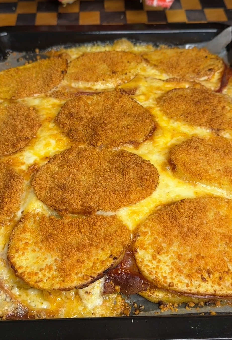 A post by @brutacocina on TikTok caption: TE ENSEÑO A HACER LA RECETA DE ESTO PAPAS CON ESTO INGREDIENTES: 	•	1 kilo de papas 	•	Sal 	•	Un chorrito de vinagre 	•	Aceite de oliva 	•	Pimentón dulce 	•	Queso mozzarella 	•	Queso rallado 	•	Mortadela PREPARACIÓN: Cortá las papas en láminas bien finas. Poné una cacerola con agua al fuego, agregá sal, un chorrito de vinagre y las papas. Apenas rompe el hervor, sacalas. Dejalas enfriar un poco y pasalas a un bol. Sumales un chorrito de aceite de oliva, pimentón dulce y un poco más de sal. En una bandeja con papel manteca armá las capas: 	1.	Papas aceitadas 	2.	Mortadela 	3.	Queso mozzarella 	4.	Otra capa de papas Y encima, lluvia abundante de queso rallado. Mandá al horno fuerte por 30 minutos para gratinar. Y te sale este plato híbrido que no sabés lo que es. HIBRIDOOOO #papasalhorno #recetasfaciles #mortadela #queso 