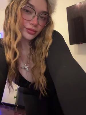 A post by @candyrobbs on TikTok caption: Ustedes en el video anterior y los anteriores 😂