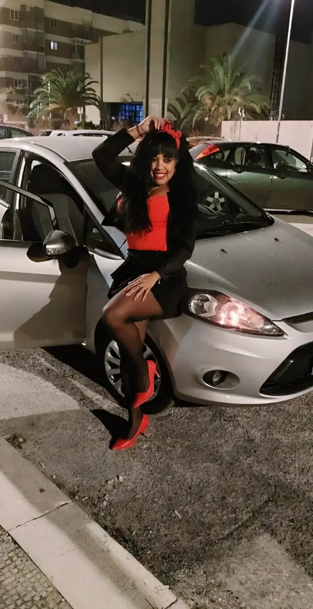 A post by @yari20217 on TikTok caption: #fyp #morena #latina 🔴⚫️💥🚘