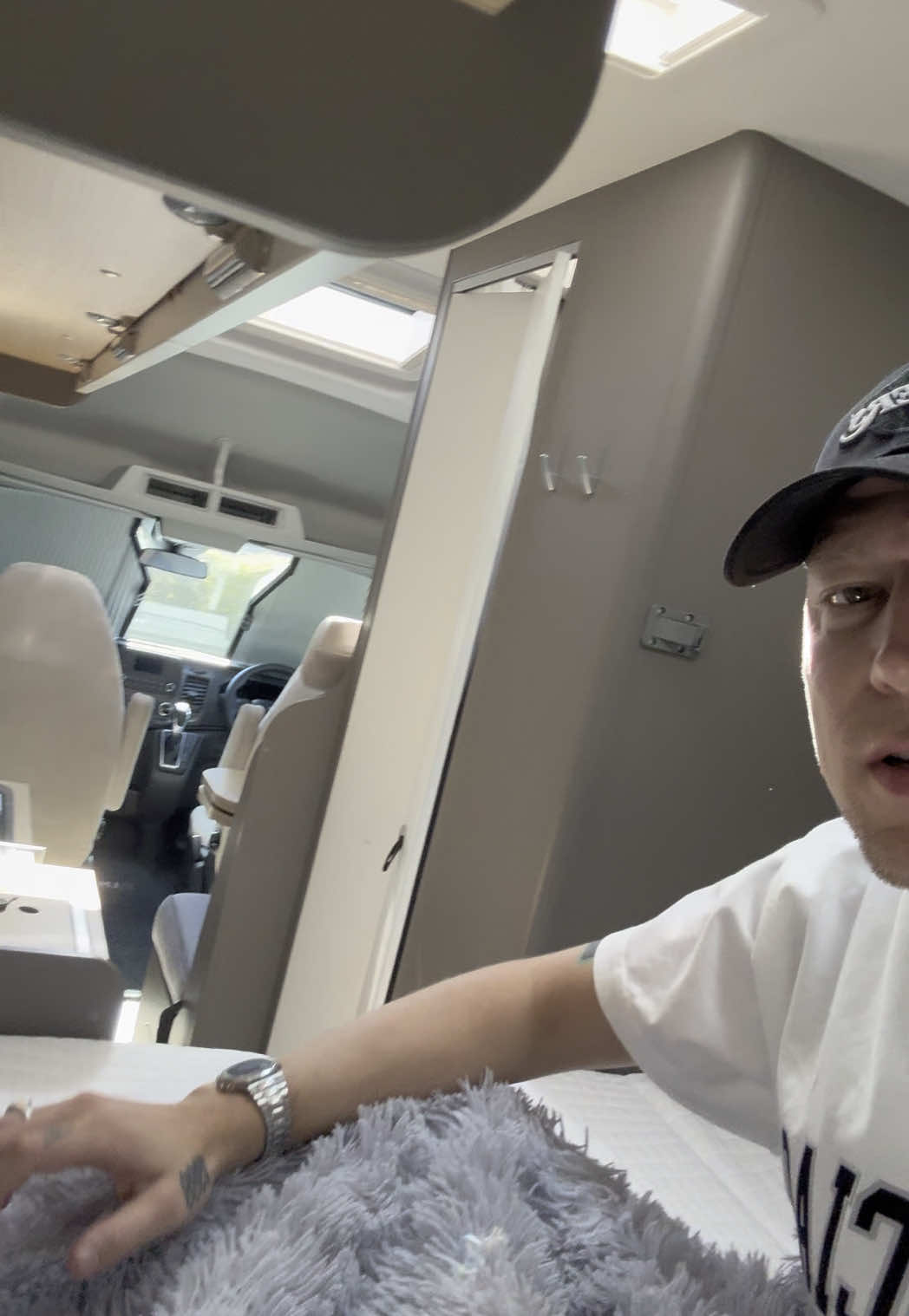 A post by @montanablack on TikTok caption: Neuer Schlafplätze 🧐 #monte #montanablack 