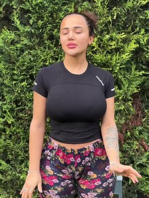 A post by @melekazad on TikTok caption: Sizce kaç yaşına girdim 😂