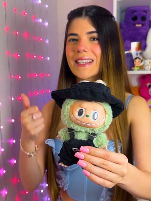 A post by @soyanicat on TikTok caption: Cuál outfit de Labubu está mejor: NEGRO🖤 o ROSA💖??