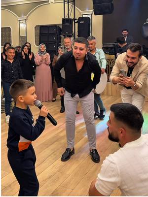 A post by @enescinpolat on TikTok caption: ÇILGIN OĞLAN ALDI ELİNE MİKROFONU #enescinpolat #geliyor #⚠️⚠️⚠️ 
