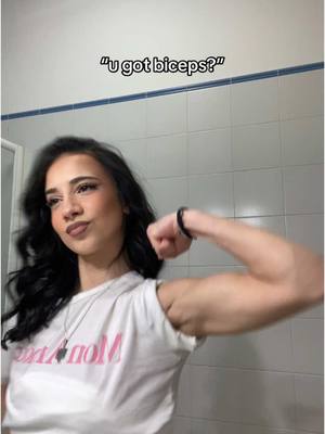 A post by @urfavbratzmora on TikTok caption: 🤣 #albaniangirl #fyp #featureme 