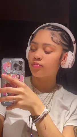 A post by @manuelaaaaa_05 on TikTok caption: El diablo I make me nervous #wlw #fyp 