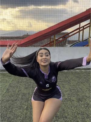 A post by @monicavallejooficiall on TikTok caption: Amiga mira un tacañ0