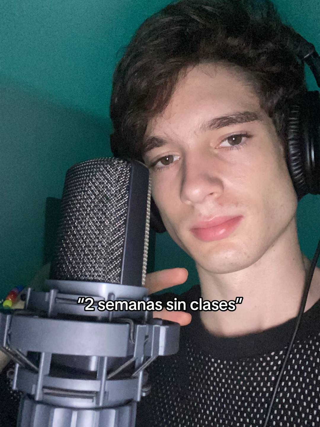 A post by @leonleiden on TikTok caption: #nuevamusica #lyrics #2020  #glowup